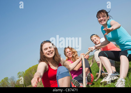 Junge Frauen ziehen am Seil Stockfoto