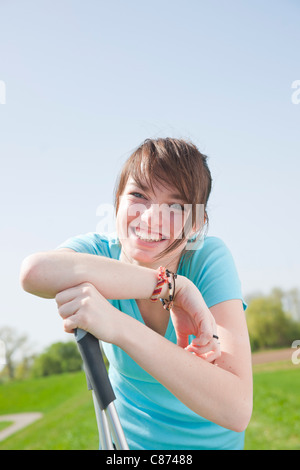 Junge Frau im freien Stockfoto