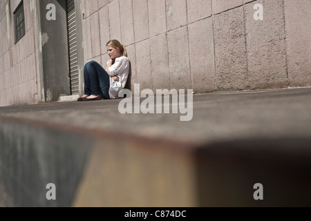 Junge Frau im freien Stockfoto