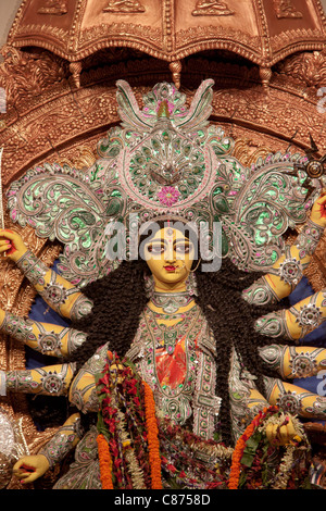 Darstellung der Göttin Durga an 'Kobiraj Bagan Durga Puja im' in 'Ultadanga', Kolkata (Kalkutta), West Bengal, Indien. Stockfoto