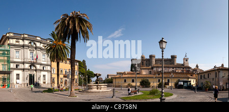 Das historische Zentrum von Bracciano und einen Blick auf die Burg Castello Orsini-Odescalchi Stockfoto