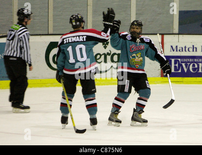 Theo Fleury spielen für die Belfast Giants in der britischen Elite Liga Playoffs gegen die Edinburgh Capitals, Schottland. Fleury erzielte den Spiel Siegtreffer in Belfast-4: 2-Niederlage von Edinburgh, gehen auf den zweiten Platz in der Playoff-Gruppe mit den drei Heimspielen in der Serie zu vervollständigen. Stockfoto