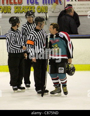 Theo Fleury spielen für die Belfast Giants in der britischen Elite Liga Playoffs gegen die Edinburgh Capitals, Schottland. Fleury erzielte den Spiel Siegtreffer in Belfast-4: 2-Niederlage von Edinburgh, gehen auf den zweiten Platz in der Playoff-Gruppe mit den drei Heimspielen in der Serie zu vervollständigen. Stockfoto