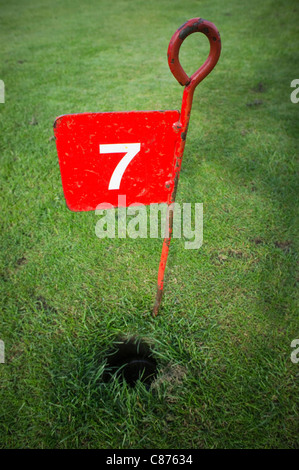 Metall-kein 7 Loch-Marker auf einem kleinen Golfplatz Stockfoto