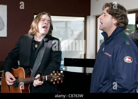 Alan Doyle und Russell Crowe singen Stockfoto