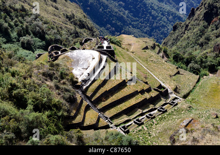 Ansicht von Phuyupatamarca Ruine auf dem Inka-Trail zu den Ruinen von Machu Picchu mit Amazonas-Dschungel Stockfoto