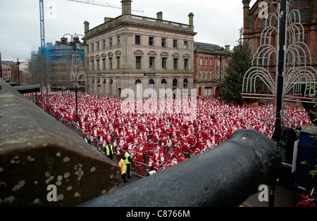 DERRY, Großbritannien - Dezember 09: Atmosphäre. Über 10000 Menschen verkleidet als Weihnachtsmann versuchen den Guinness-Weltrekord in Nordirland Derry Stockfoto
