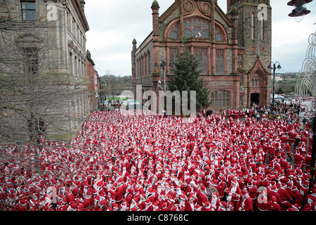 DERRY, Großbritannien - Dezember 09: Atmosphäre. Über 10000 Menschen verkleidet als Weihnachtsmann versuchen den Guinness-Weltrekord in Nordirland Derry Stockfoto