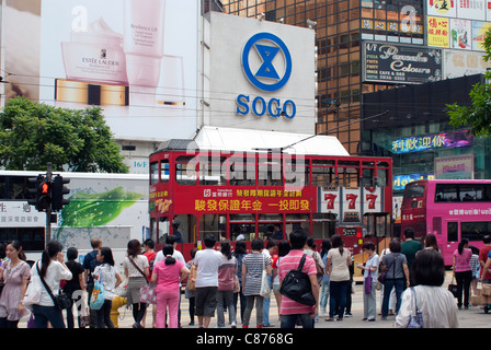 Das Kaufhaus Sogo und Straßenbahn, Causeway Bay, Hong Kong Stockfoto