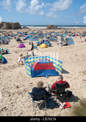 Perranporth Strand überfüllt mit Urlauber an einem Sommertag, Cornwall UK. Stockfoto