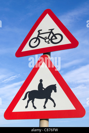 Briten cycle Route vor, begleitet Pferden oder Ponys, Verkehrszeichen. Stockfoto