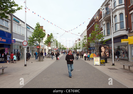 London Road, der wichtigsten Einkaufsstraße in Lowestoft, Suffolk, UK. Stockfoto