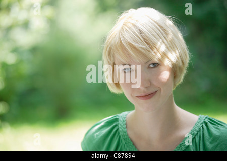 Deutschland, Bayern, Schäftlarn, Nahaufnahme von junge Frau im Park, Porträt, Lächeln Stockfoto
