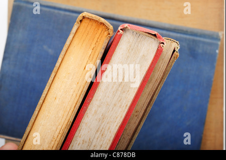 Altes Buch auf weißem Hintergrund