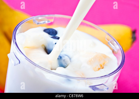 Nahaufnahme von Banane und Blueberry Smoothie mit Milch Stockfoto