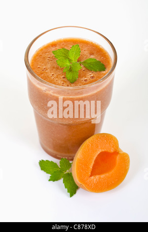 Nahaufnahme von Apricot Smoothie auf weißem Hintergrund Stockfoto