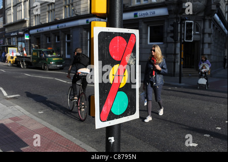Gebrochene Fußgängerüberweg Ampel Signal Zeichen Brighton UK Stockfoto