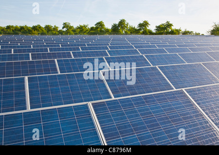 Deutschland, Baden-Wurttemberg, Winnenden, Blick auf große Anzahl von Solarmodulen auf solar-Kraftwerk Stockfoto