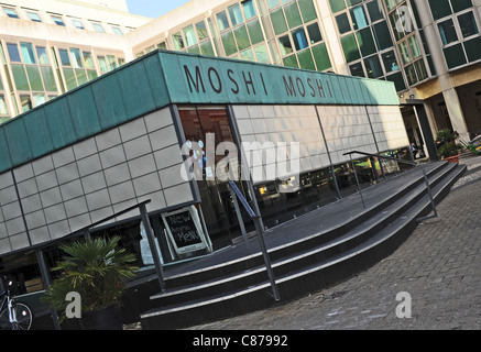 Moshi Moshi Japanisches Sushi-Restaurant im Brighton Bartholomew Sq Stadtzentrum Großbritannien . Jetzt heißt er Moshimo Stockfoto