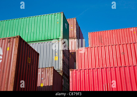 Deutschland, Baden-Wurttemberg, Stuttgart, Blick auf gestapelten Container im Containerhafen Stockfoto