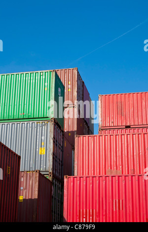 Deutschland, Baden-Wurttemberg, Stuttgart, Blick auf gestapelten Container im Containerhafen Stockfoto