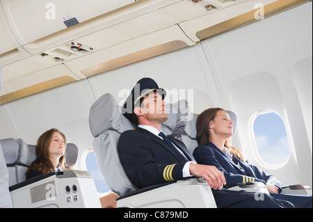 Deutschland, Bayern, München, Mitte adult Flug Personnels und Stewardess im Flugzeug Businessklasse Stockfoto