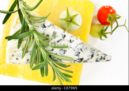 Rosmarin auf Käse und Tomaten Stockfoto