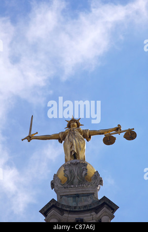 Statue der Justitia mit Schwert, Waage und Augenbinde, Old Bailey, Central Criminal Court, London, England, UK, Vereinigtes Königreich Stockfoto