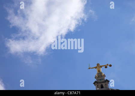 Statue der Justitia mit Schwert, Waage und Augenbinde, Old Bailey, Central Criminal Court, London, England, UK, Vereinigtes Königreich Stockfoto