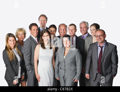 Große Gruppe von Geschäftsleuten stehen vor weißem Hintergrund Stockfoto