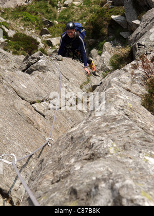 Ein Kletterer auf gerillt Arete Tryfan Snowdonia Stockfoto