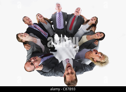 Geschäftsleute bilden Huddle und suchen auf weißem Hintergrund Stockfoto