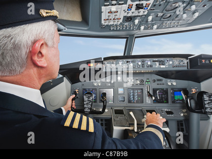 Deutschland, Bayern, München, Senior Flug Kapitän Pilotierung Flugzeug aus Flugzeug-cockpit Stockfoto