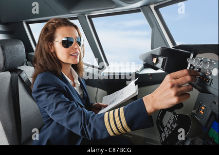 Deutschland, Bayern, München, Frau Flugkapitän mit Karte im Flugzeug-cockpit Stockfoto