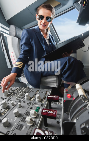 Deutschland, Bayern, München, Frau Flug Kapitän Pilotierung Flugzeug aus Flugzeug-cockpit Stockfoto