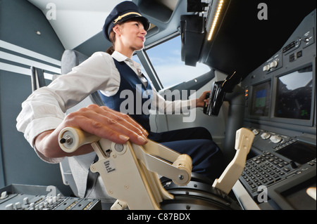 Deutschland, Bayern, München, Frau Flug Kapitän Pilotierung Flugzeug aus Flugzeug-cockpit Stockfoto
