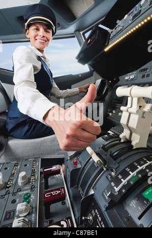 Deutschland, Bayern, München, Frau Flugkapitän mit Daumen nach oben im Flugzeug-cockpit Stockfoto