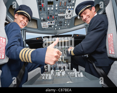 Deutschland, Bayern, München, Pilot und Kopilot Pilotierung Flugzeug aus Flugzeug-cockpit Stockfoto