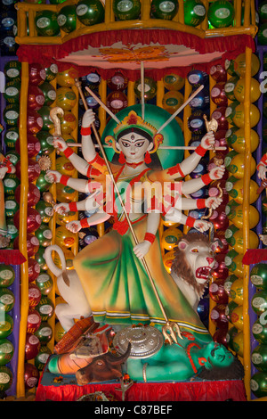 Darstellung der Göttin Durga an 'Karbagan Durga Puja im' in 'Ultadanga', Kolkata (Kalkutta), West Bengal, Indien. Stockfoto