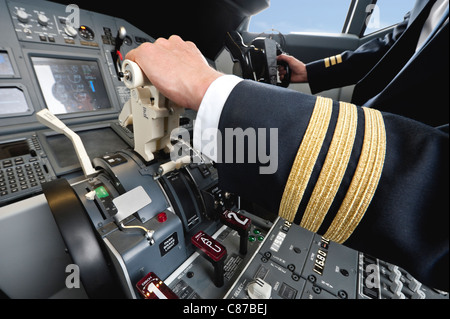 Deutschland, Bayern, München, Pilot Pilot Flugzeug aus Flugzeug-cockpit Stockfoto