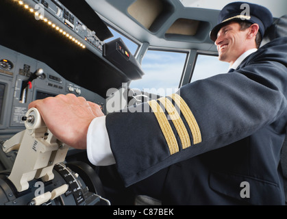 Deutschland, Bayern, München, Pilot Pilot Flugzeug aus Flugzeug-cockpit Stockfoto