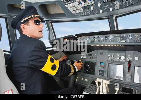 Deutschland, Bayern, München, Pilot mit Armbinde für blinde Pilotierung Flugzeug aus Flugzeug-cockpit Stockfoto