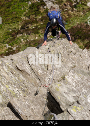 Ein Kletterer auf gerillt Arete Tryfan Snowdonia Stockfoto
