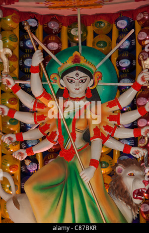 Darstellung der Göttin Durga an 'Karbagan Durga Puja im' in 'Ultadanga', Kolkata (Kalkutta), West Bengal, Indien. Stockfoto