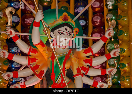 Darstellung der Göttin Durga an 'Karbagan Durga Puja im' in 'Ultadanga', Kolkata (Kalkutta), West Bengal, Indien. Stockfoto