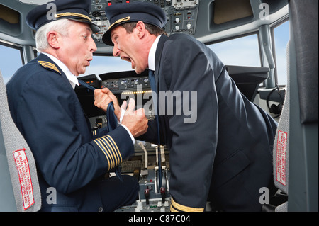 Deutschland, Bayern, München, Pilot und Co-Pilot im Flugzeug-Cockpit kämpfen Stockfoto