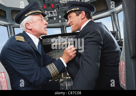 Deutschland, Bayern, München, Pilot und Co-Pilot im Flugzeug-Cockpit kämpfen Stockfoto