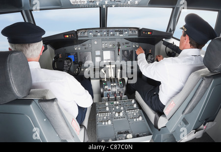 Deutschland, Bayern, München, Pilot und Kopilot Pilotierung Flugzeug aus Flugzeug-cockpit Stockfoto