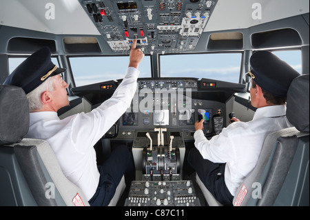 Deutschland, Bayern, München, Pilot und Kopilot Pilotierung Flugzeug aus Flugzeug-cockpit Stockfoto