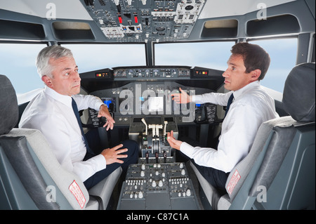 Deutschland, Bayern, München, Pilot und Kopilot Pilotierung Flugzeug aus Flugzeug-cockpit Stockfoto